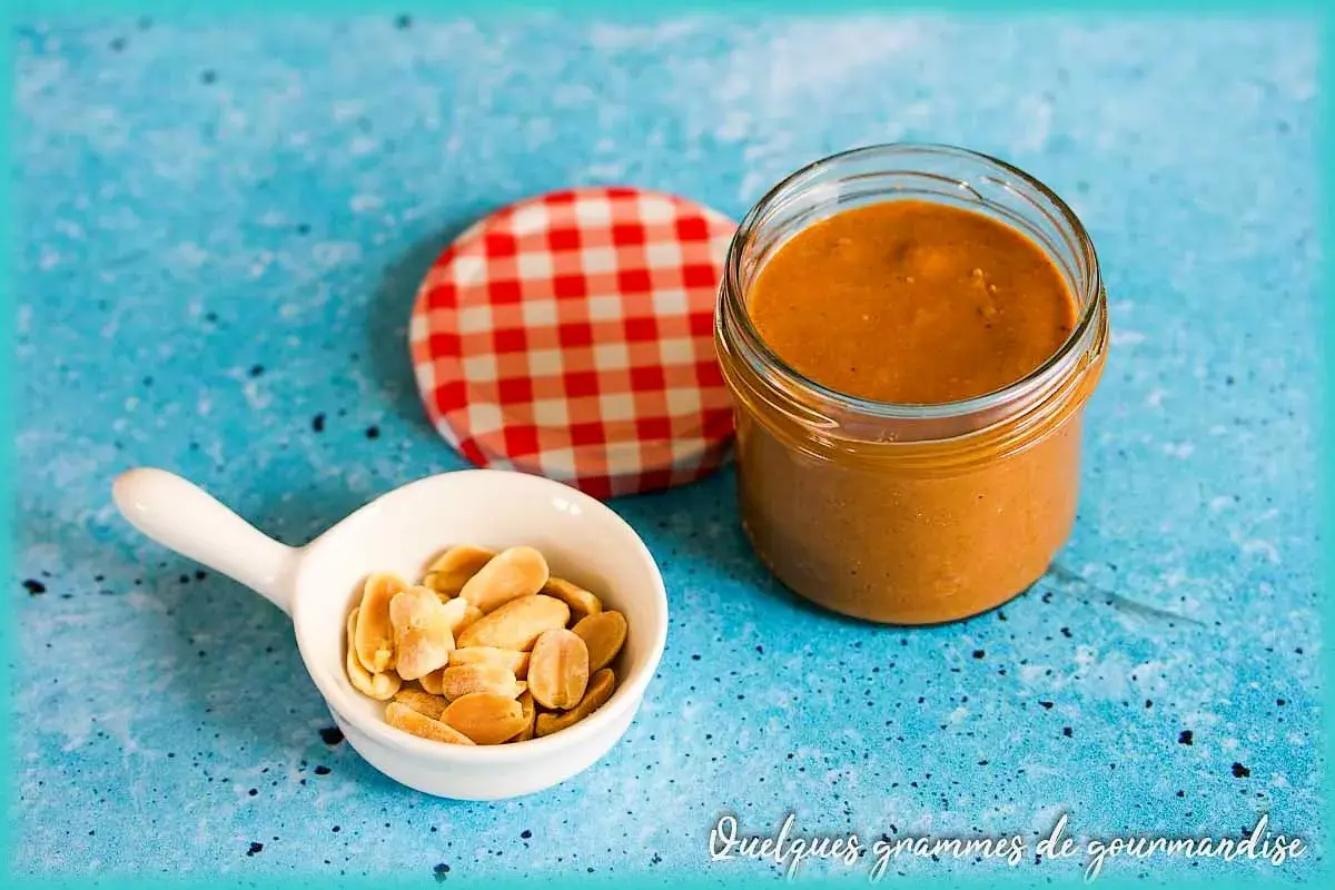 Un pot de beurre de cacahuète maison, prêt à être dégusté. Une idée pour votre prochaine recette beurre de cacahuète.