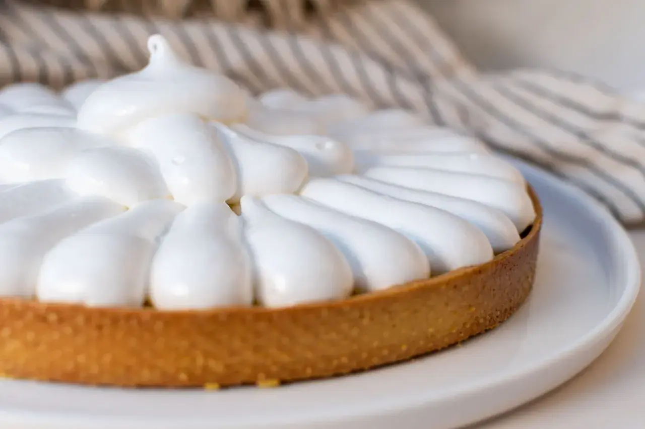 Tarte au citron avec une meringue aérienne, parfaite pour un dessert gourmand. Quelle meringue pour tarte au citron !