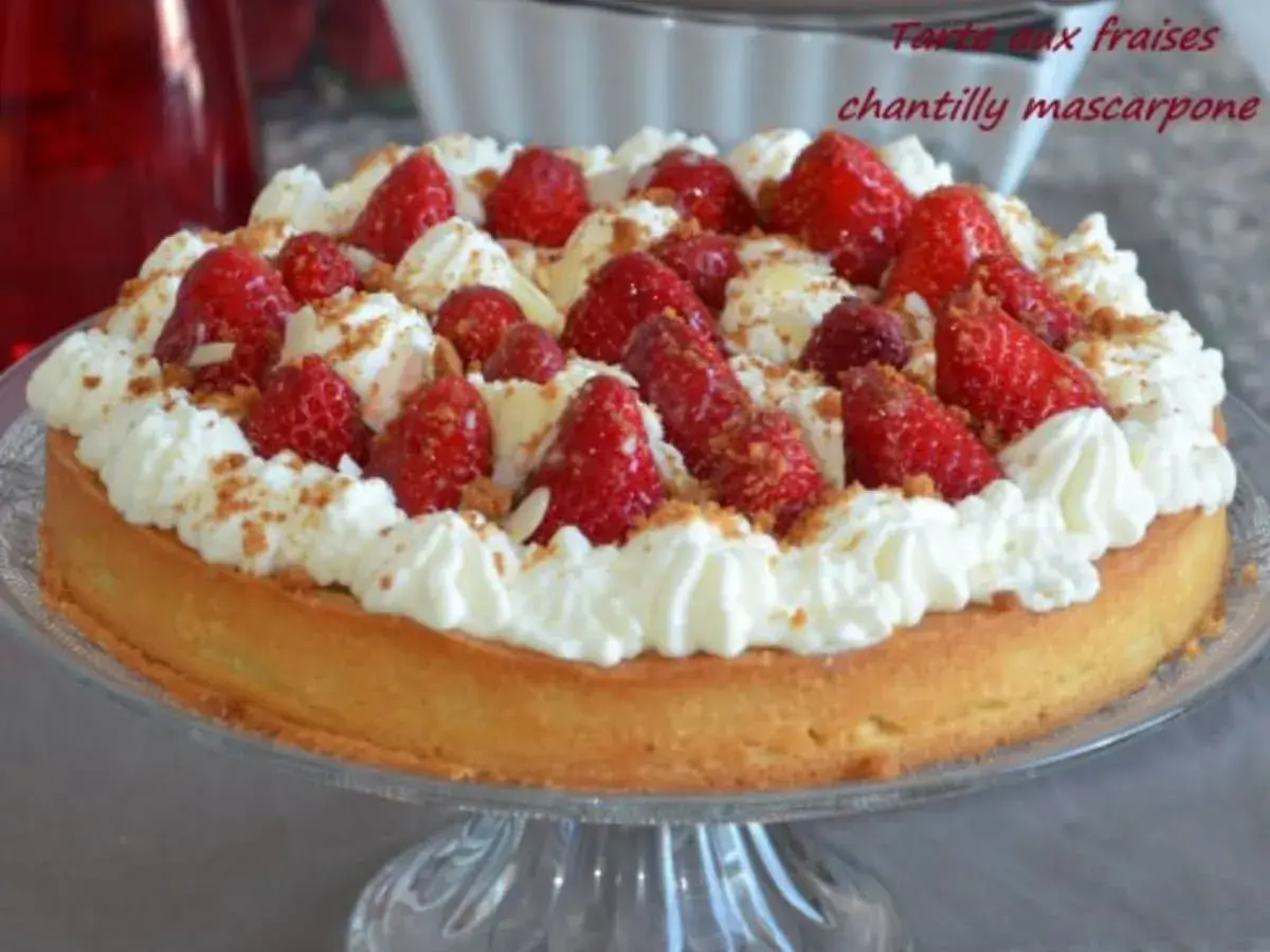 Délicieuse tarte aux fraises chantilly, garnie de fruits rouges frais et de crème onctueuse, saupoudrée de miettes croustillantes.
