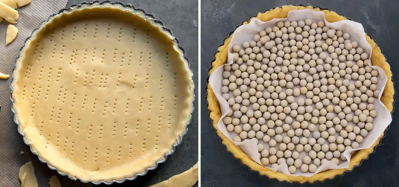 Pâte à tarte crue, percée de trous, dans un moule. À côté, la même pâte recouverte de papier cuisson et de billes pour la précuisson.