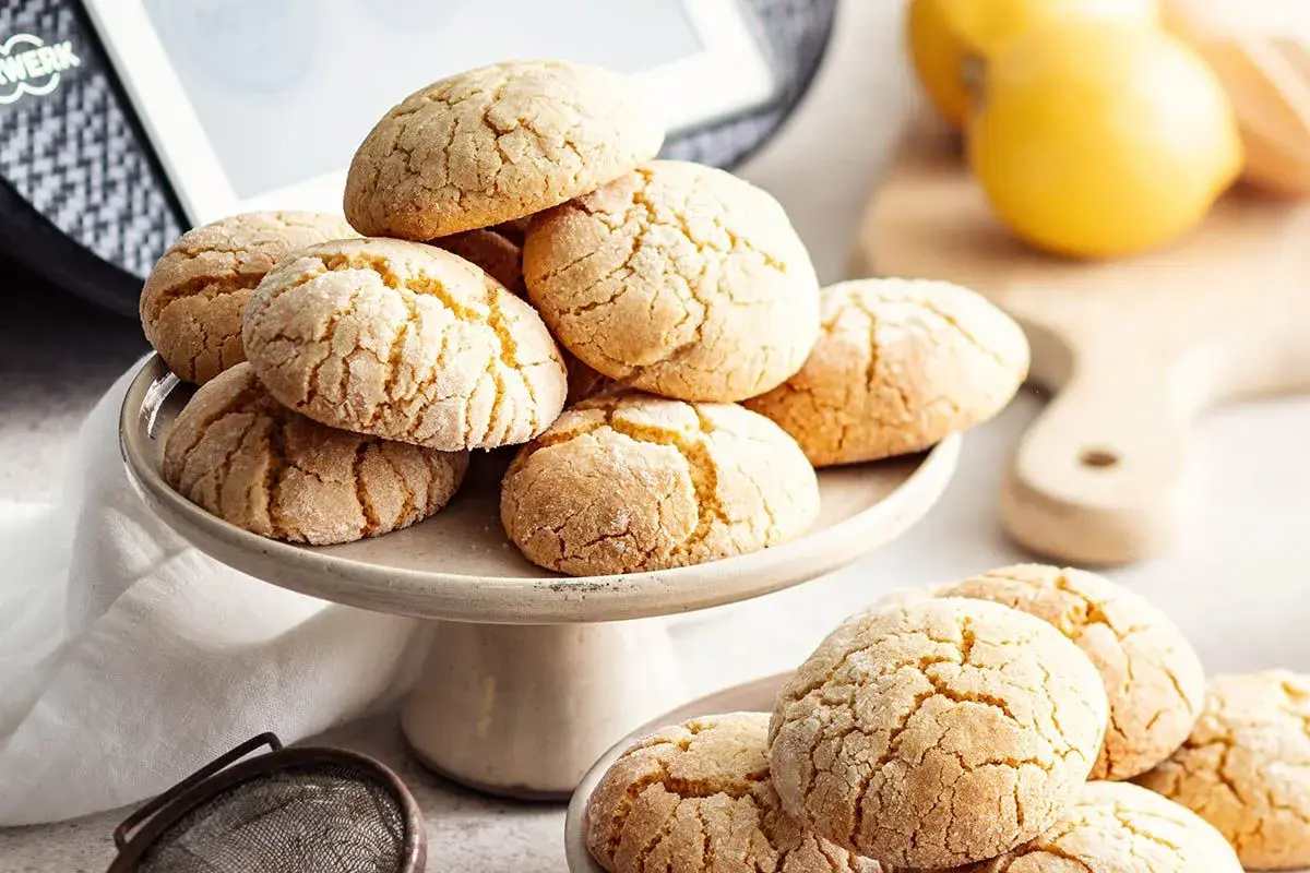 Des sablés au citron craquelés, dorés et appétissants, prêts à être dégustés.
