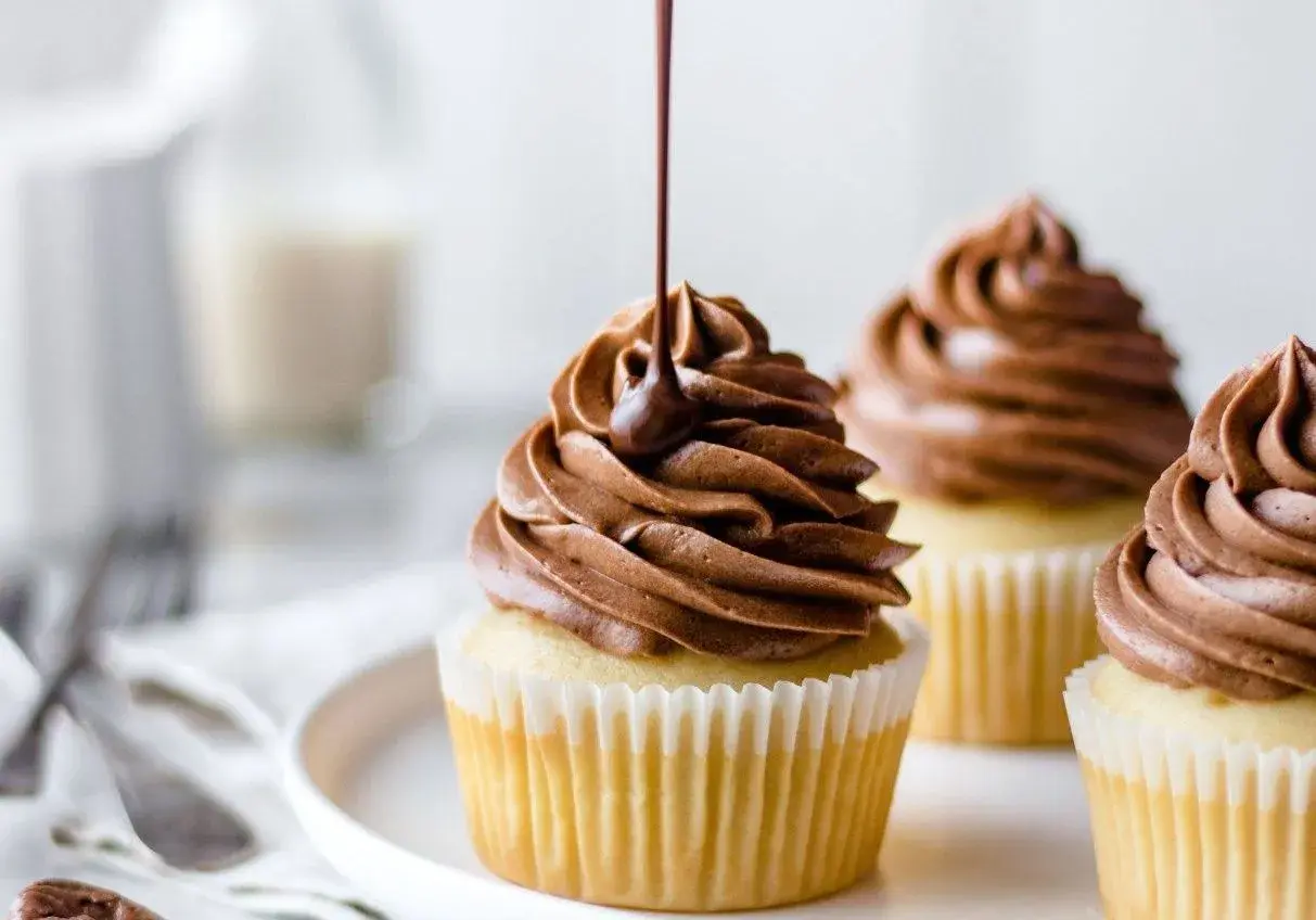 Un délicieux cupcake garni d'une ganache montée chocolat onctueuse, avec un filet de chocolat coulant.