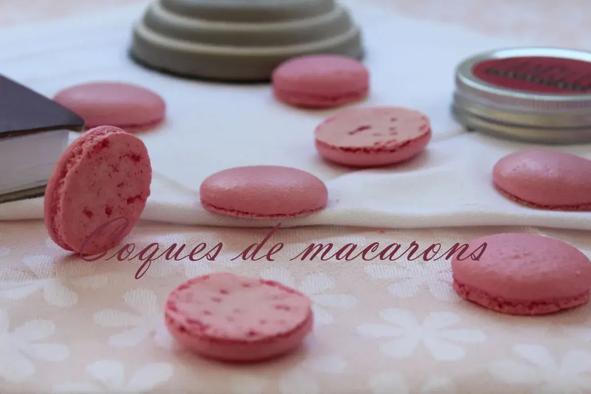 Coques roses de macarons, prêtes pour de nouvelles recettes.