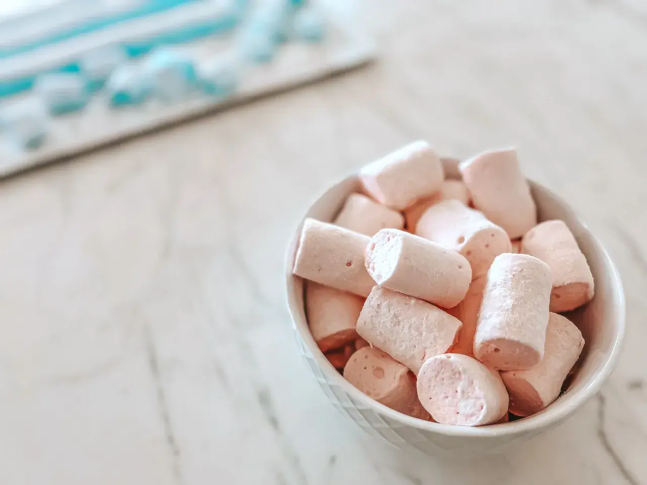 Un bol de guimauves roses, parfait pour apprendre comment faire de la guimauve maison.
