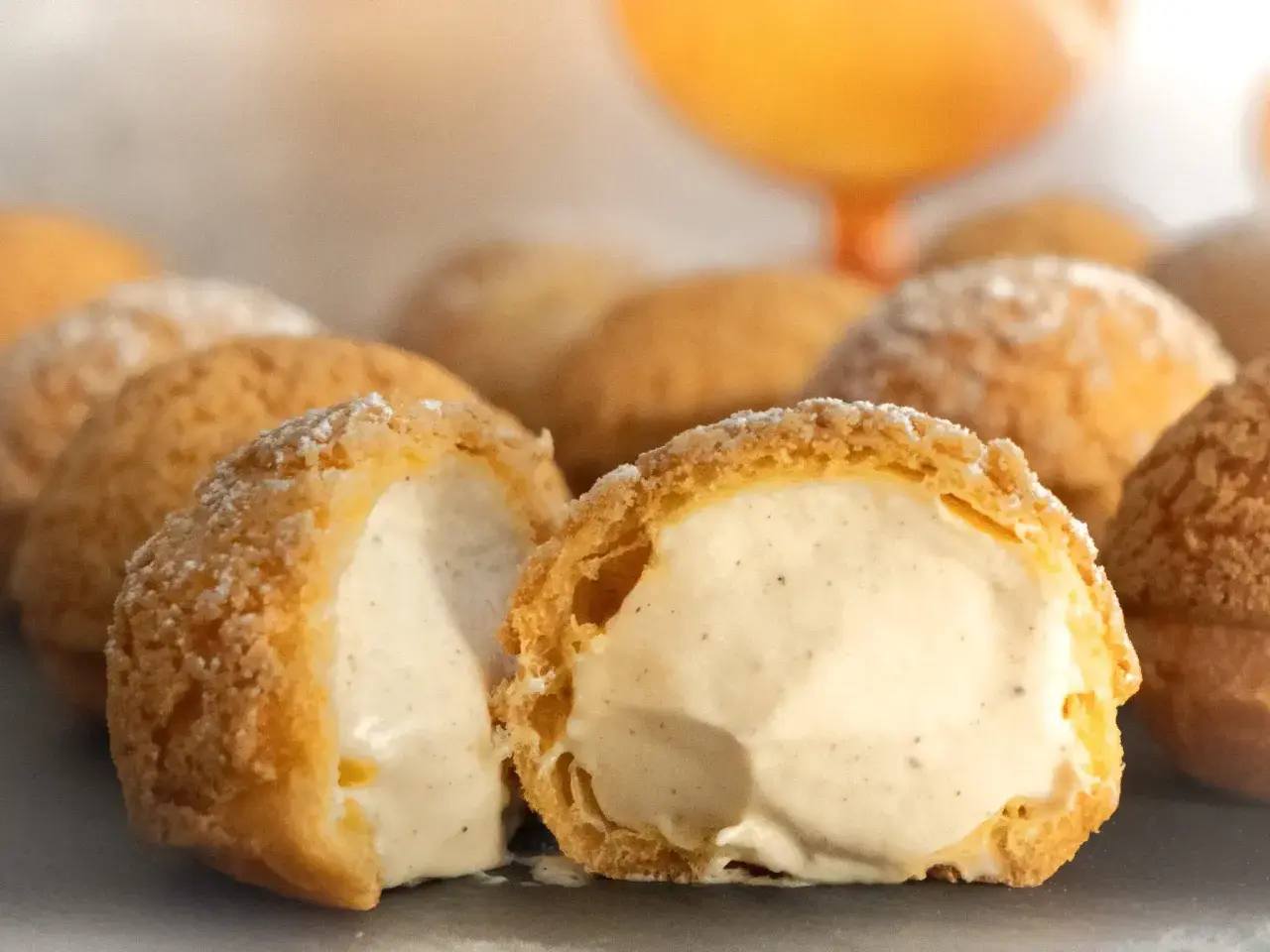 Des choux à la crème généreusement garnis d'une crème onctueuse et vanillée, saupoudrés de sucre glace. Un délice à savourer !