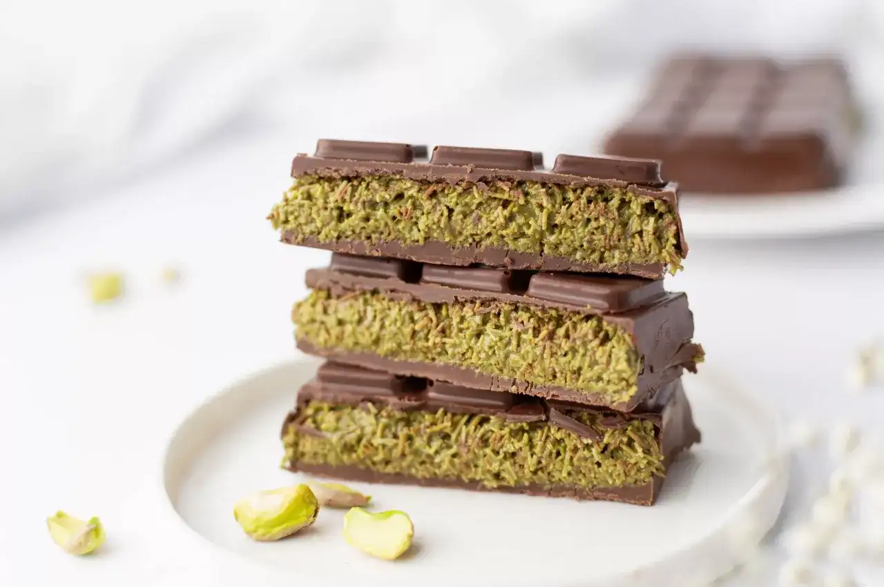 Chocolats fourrés aux pistaches, une recette gourmande inspirée de Dubaï. Des carrés de chocolat noir renfermant une garniture verte et croquante.