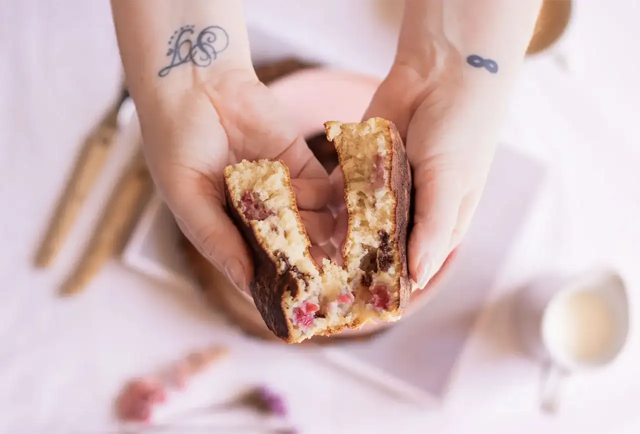 Délicieux pancakes moelleux aux fruits rouges, un délice pour le petit-déjeuner.