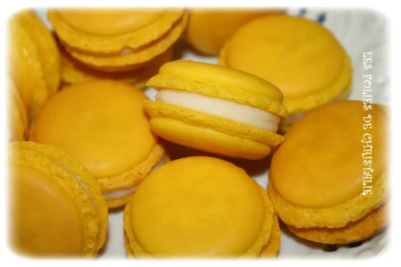 Macarons dorés à la ganache citron, un délice croquant et fondant.