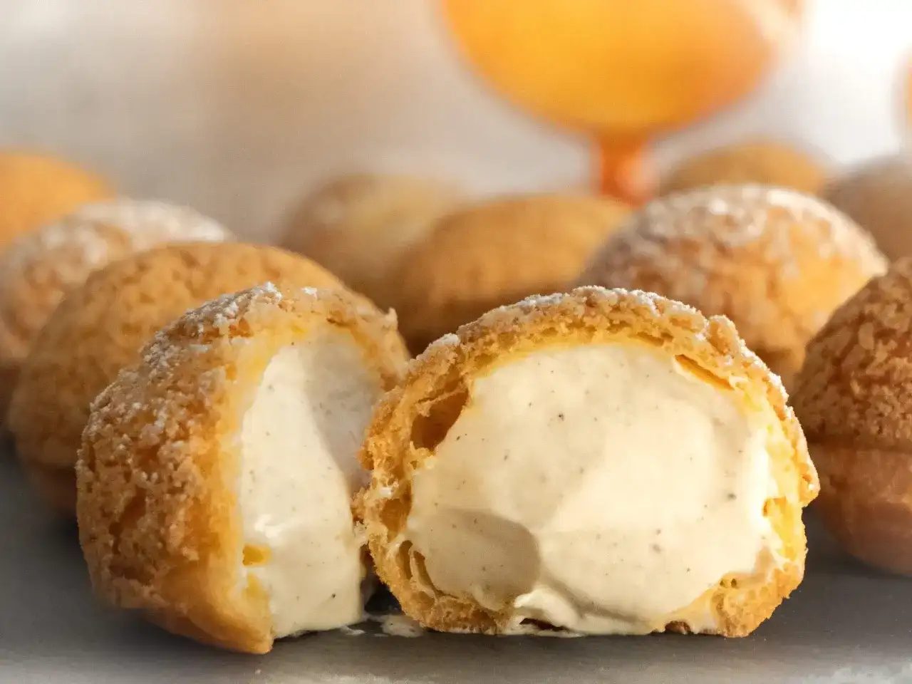 Des choux à la crème généreusement garnis d'une crème onctueuse et vanillée, saupoudrés de sucre glace. Un délice à savourer !