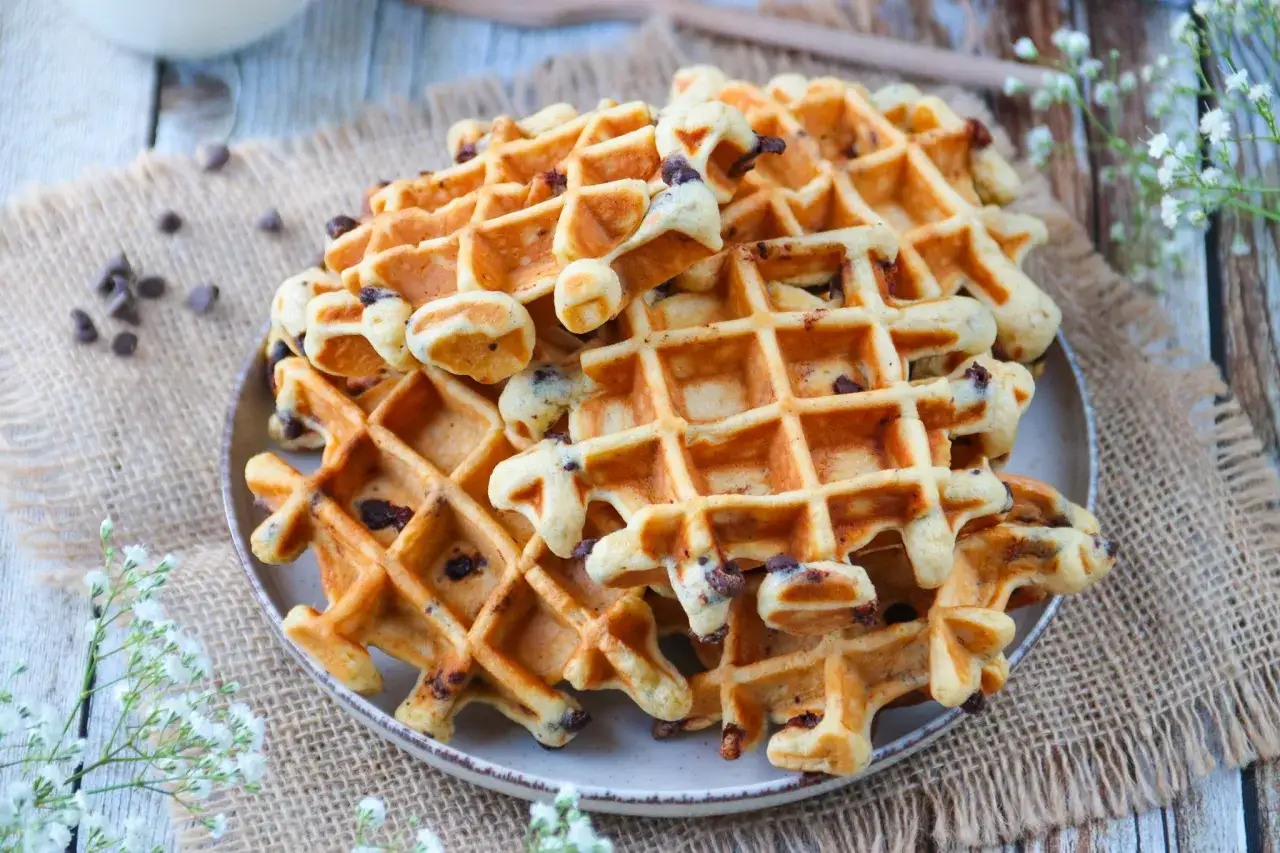 Pile de gaufres au chocolat, la meilleure recette de gaufres pour un petit-déjeuner gourmand.