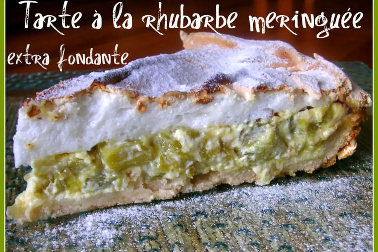 Tranche de tarte rhubarbe meringu&eacute;e, extra fondante, avec sa garniture g&eacute;n&eacute;reuse et sa meringue dor&eacute;e.