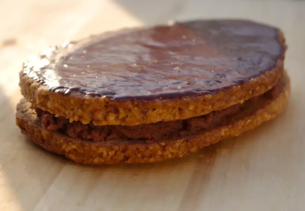 Un délice croustillant : deux biscuits sablés renfermant une ganache au chocolat onctueuse, le tout nappé d'un glaçage brillant. Parfaits biscuits fourrés chocolat pour une pause gourmande.