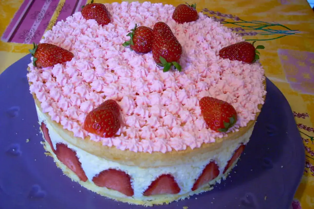 Gâteau fraisier orné de fraises et d'une délicate crème pâtissière mascarpone. Un délice rose et rouge.