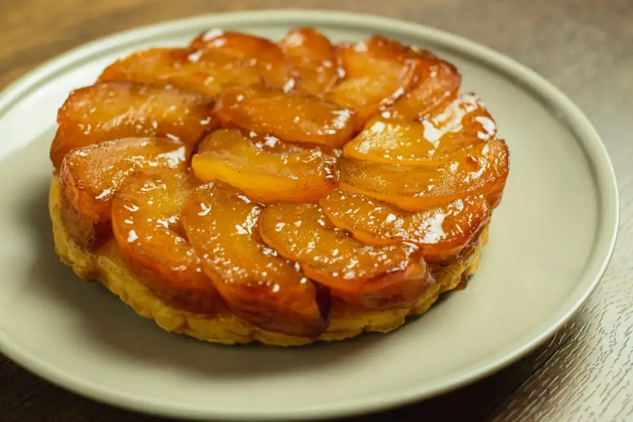 Une délicieuse tarte tatin aux pommes caramélisées, prête à être dégustée. Une recette qui fait saliver !