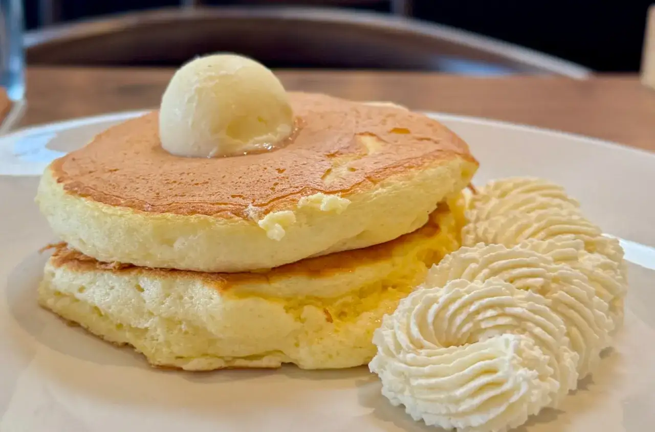 Pile de pancakes aériens, parfaits pour un petit-déjeuner gourmand. Leur origine moelleuse rappelle les douceurs d'antan.