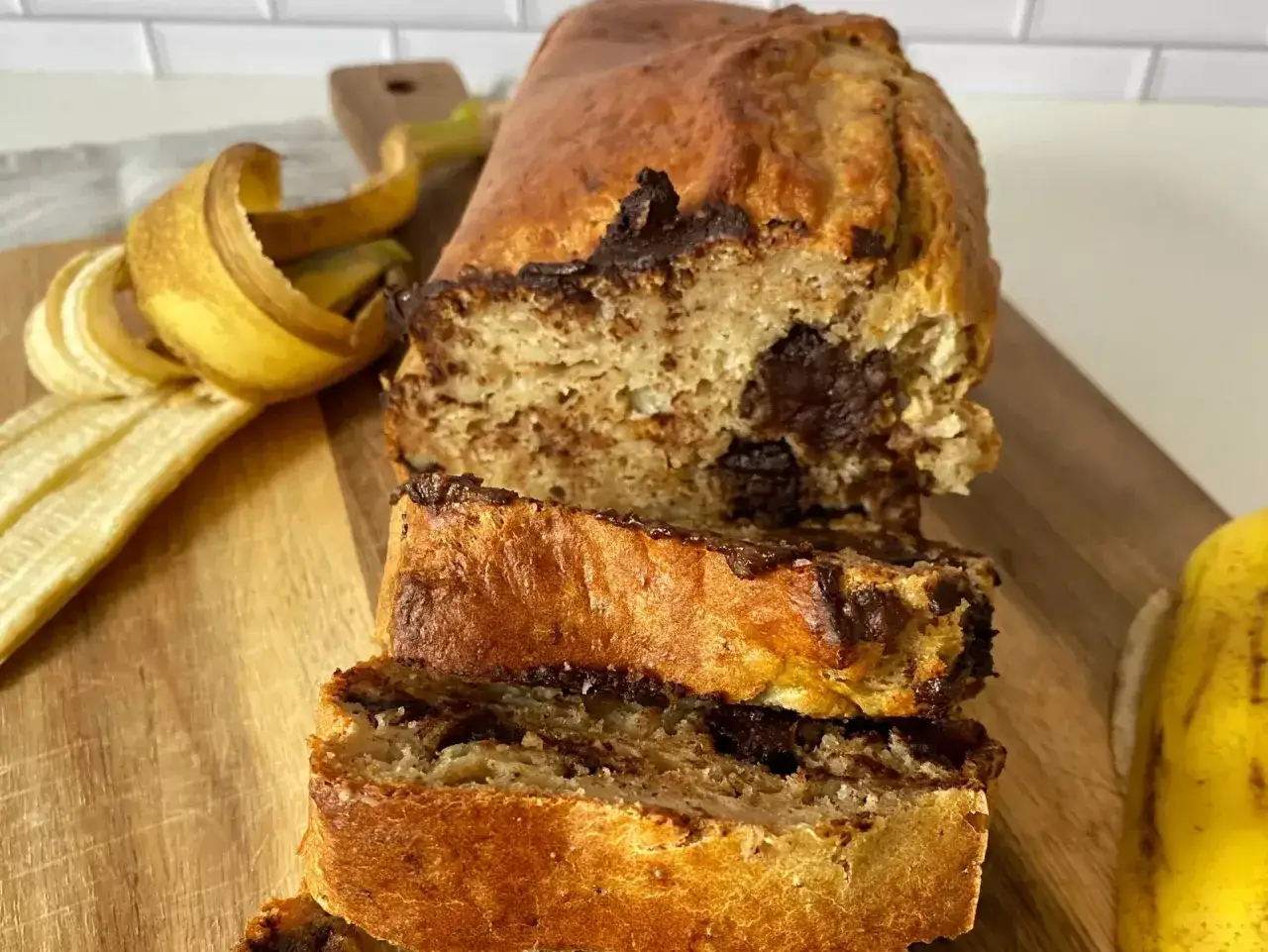 Un d&eacute;licieux pain aux bananes et au chocolat, parfait pour savoir que faire avec des bananes trop mures. La peau de banane est &agrave; c&ocirc;t&eacute;.