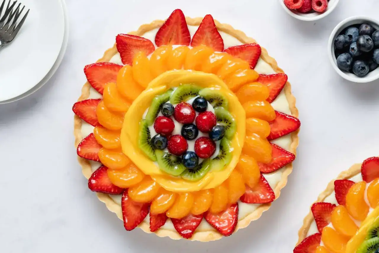 Tarte aux fruits colorée, un délice visuel. Pour une texture parfaite, par quoi remplacer la pectine NH ? Fraises, mandarines, kiwi, mangue, myrtilles et framboises.