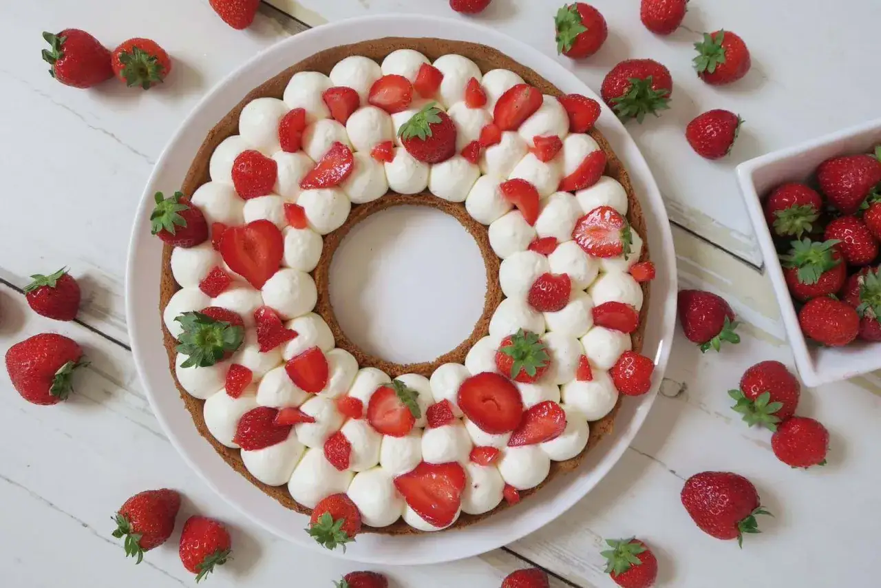 Tarte aux fraises sablé breton, une couronne gourmande de crème fouettée et de fraises fraîches sur une base sablée.