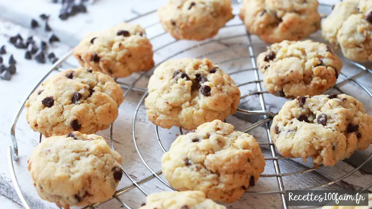 Délicieux cookies noix chocolat, croustillants à l'extérieur et moelleux à l'intérieur, refroidissant sur une grille.