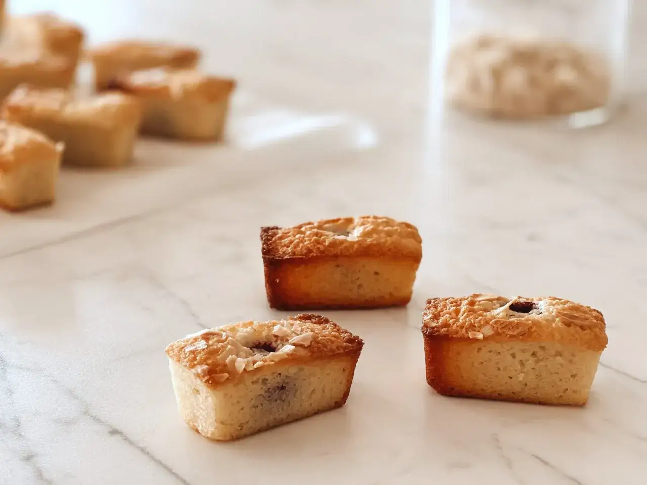 Financiers dor&eacute;s aux framboises, parfaits pour une recette gourmande.