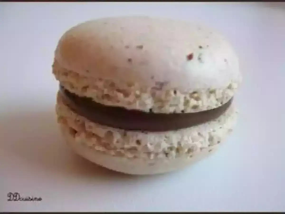 Un macaron vanille à la ganache chocolat, parfait après une cuisson réussie en chaleur tournante.