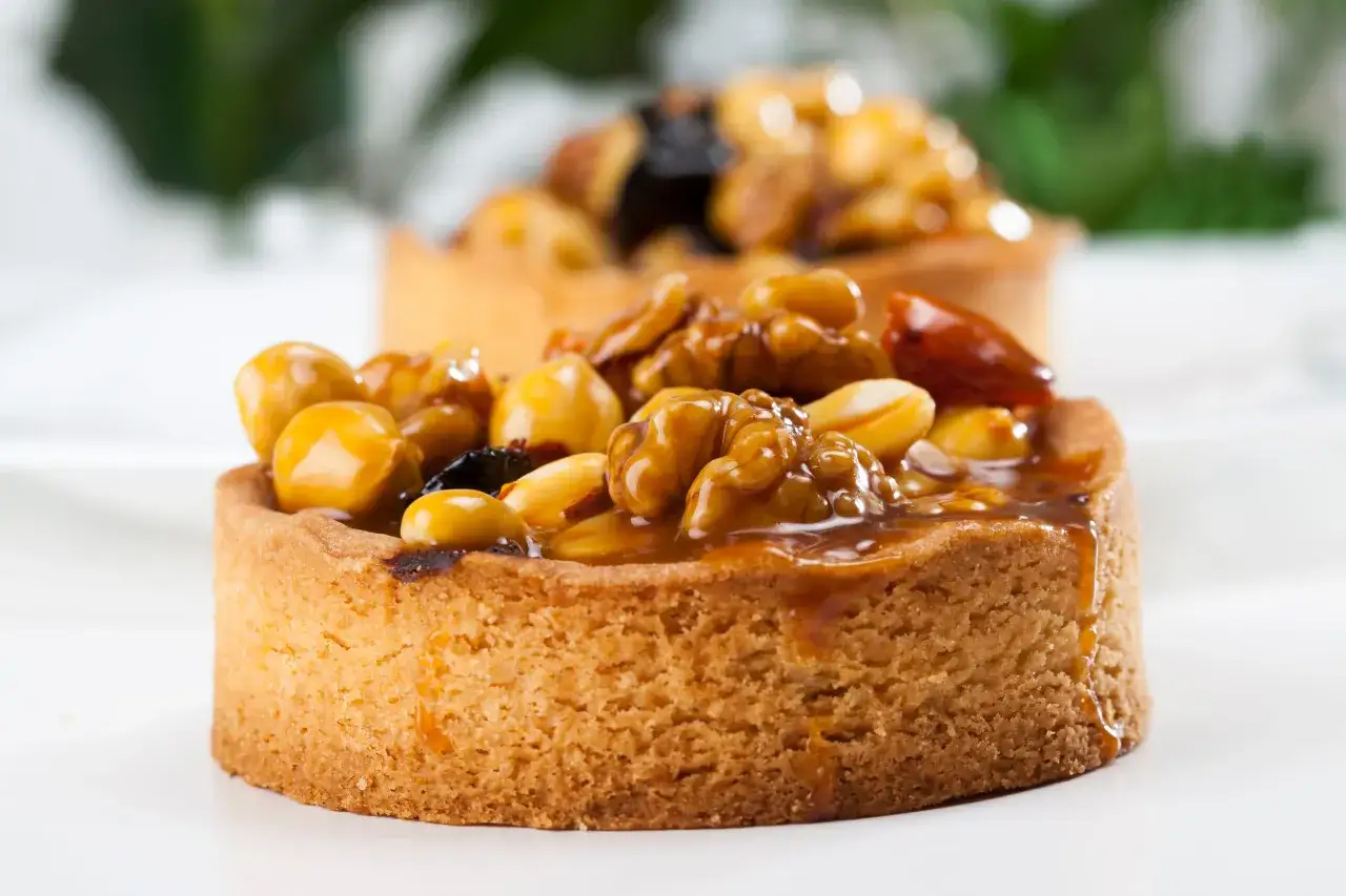 Tarte aux noix caram&eacute;lis&eacute;es, un d&eacute;lice croustillant et gourmand.