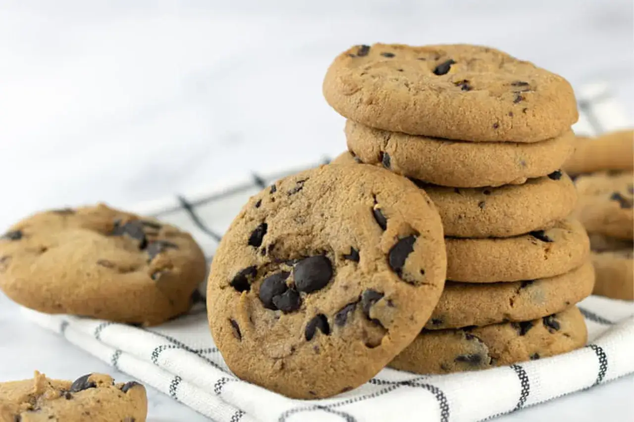 Pile de délicieux cookies aux pépites de chocolat, tout juste sortis du four. La pâte à cookie est parfaite pour ces gourmandises.