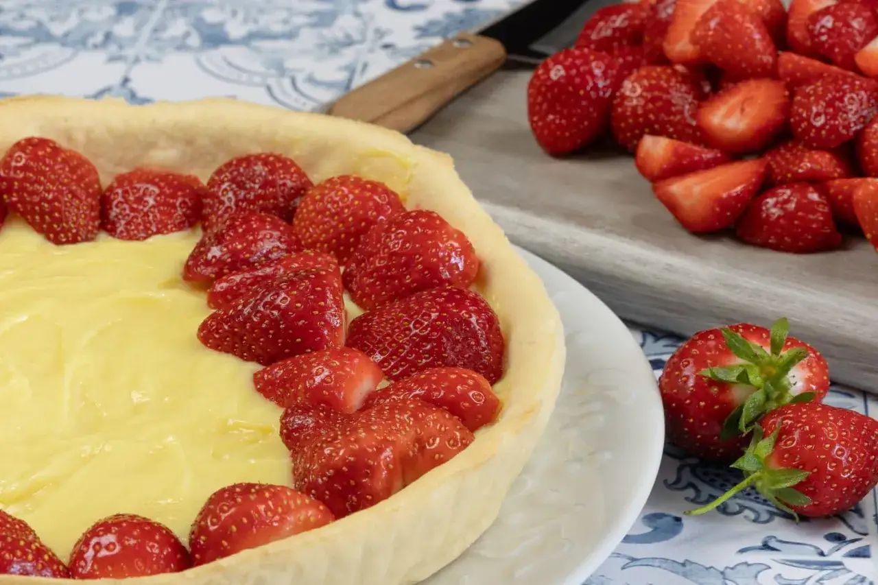 Une d&eacute;licieuse tarte aux fraises, garnie de cr&egrave;me p&acirc;tissi&egrave;re et de fruits rouges frais, pr&ecirc;te &agrave; &ecirc;tre d&eacute;gust&eacute;e.