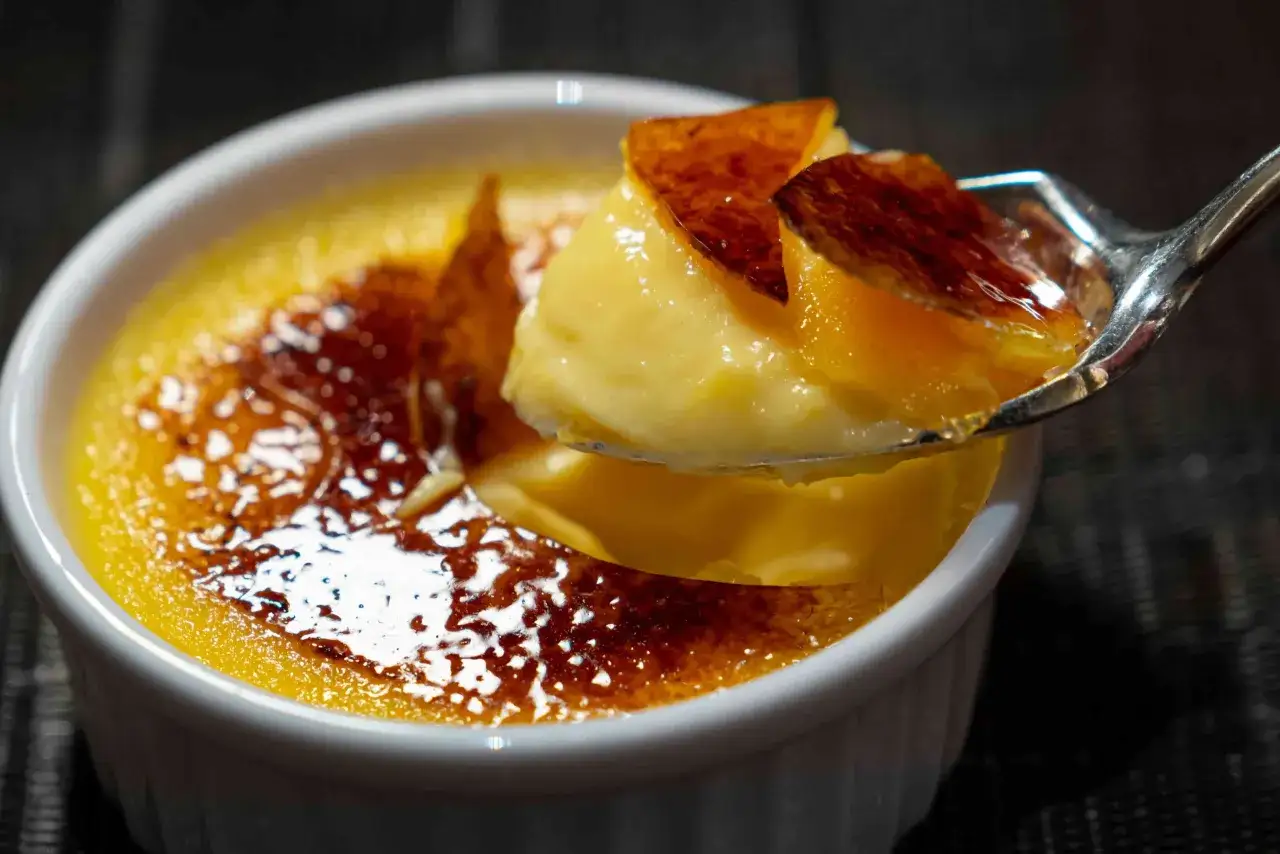Crème brûlée on a spoon, a perfect dessert idea for que faire avec 3 jaunes d'oeufs recette sucrée.