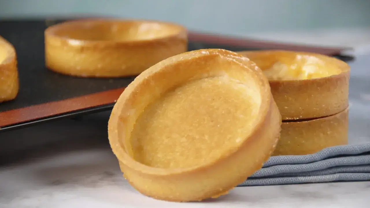 P&acirc;tes &agrave; tartelettes dor&eacute;es, pr&ecirc;tes &agrave; &ecirc;tre garnies. Laquelle choisir pour une tarte sucr&eacute;e parfaite ?