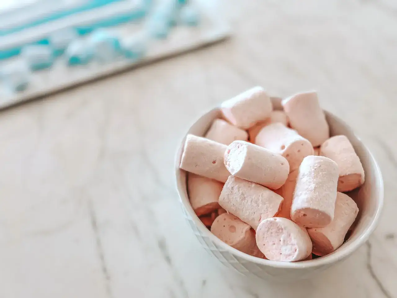 Un bol de guimauves roses, parfait pour apprendre comment faire de la guimauve maison.