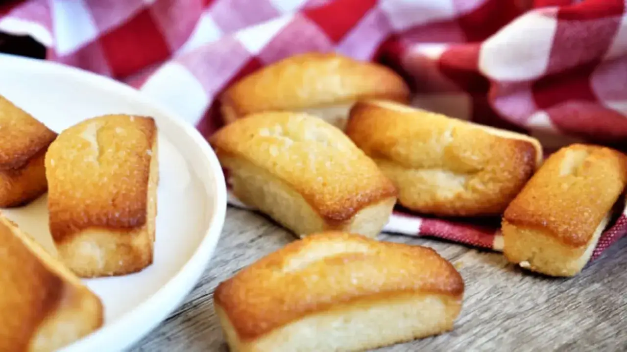 Financiers dor&eacute;s sur une serviette &agrave; carreaux rouges. Parfait pour savoir que faire avec des blancs d'&oelig;ufs.