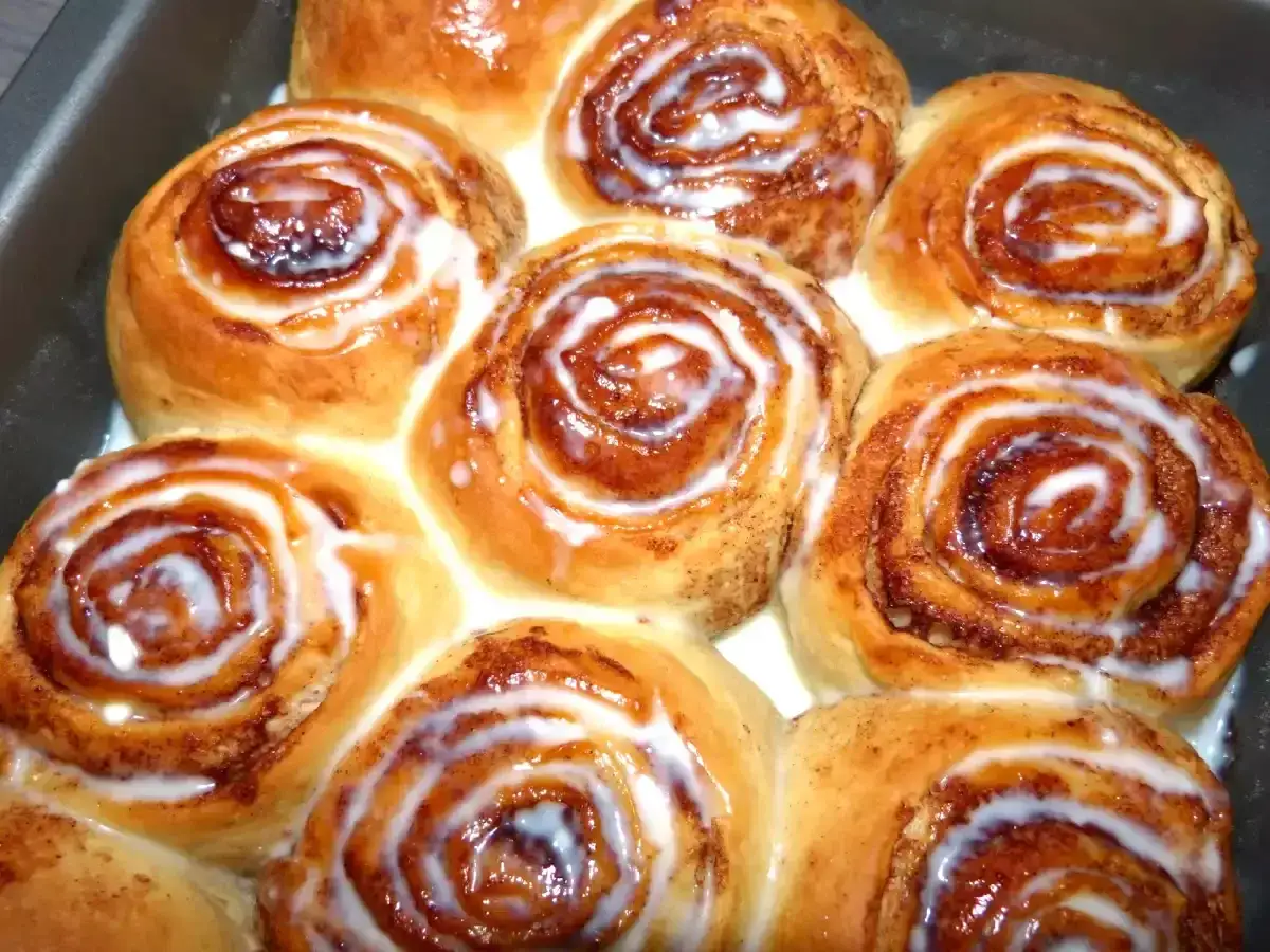 Délicieux cinnamon roll levure chimique, dorés et nappés d'un glaçage blanc crémeux, prêts à être dégustés.