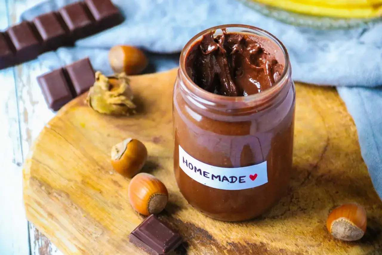 Un pot de p&acirc;te &agrave; tartiner maison, avec des noisettes et du chocolat. Une recette facile pour un d&eacute;lice gourmand.