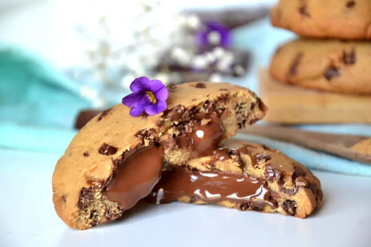 Gourmands craquent pour ces cookies sans beurre, d&eacute;bordant de chocolat fondant. Une petite fleur violette d&eacute;core ce d&eacute;lice.