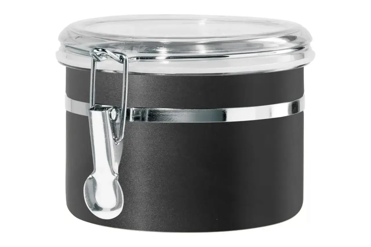 Bo&icirc;te herm&eacute;tique noire avec cuill&egrave;re pour la conservation du chocolat maison.