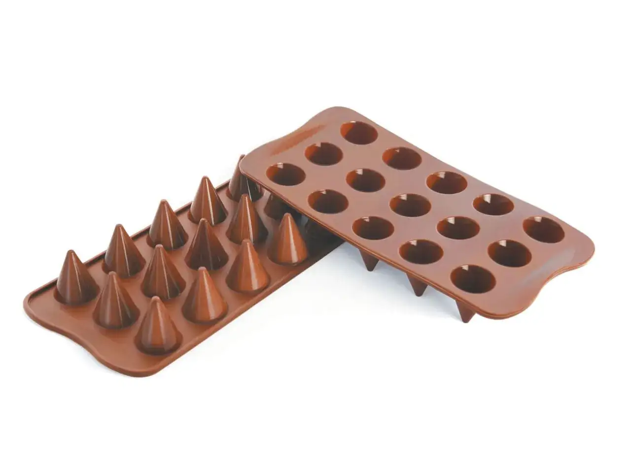 Deux moules en silicone marron pour faire des chocolats. L'un a des cavités coniques, l'autre des cavités rondes.