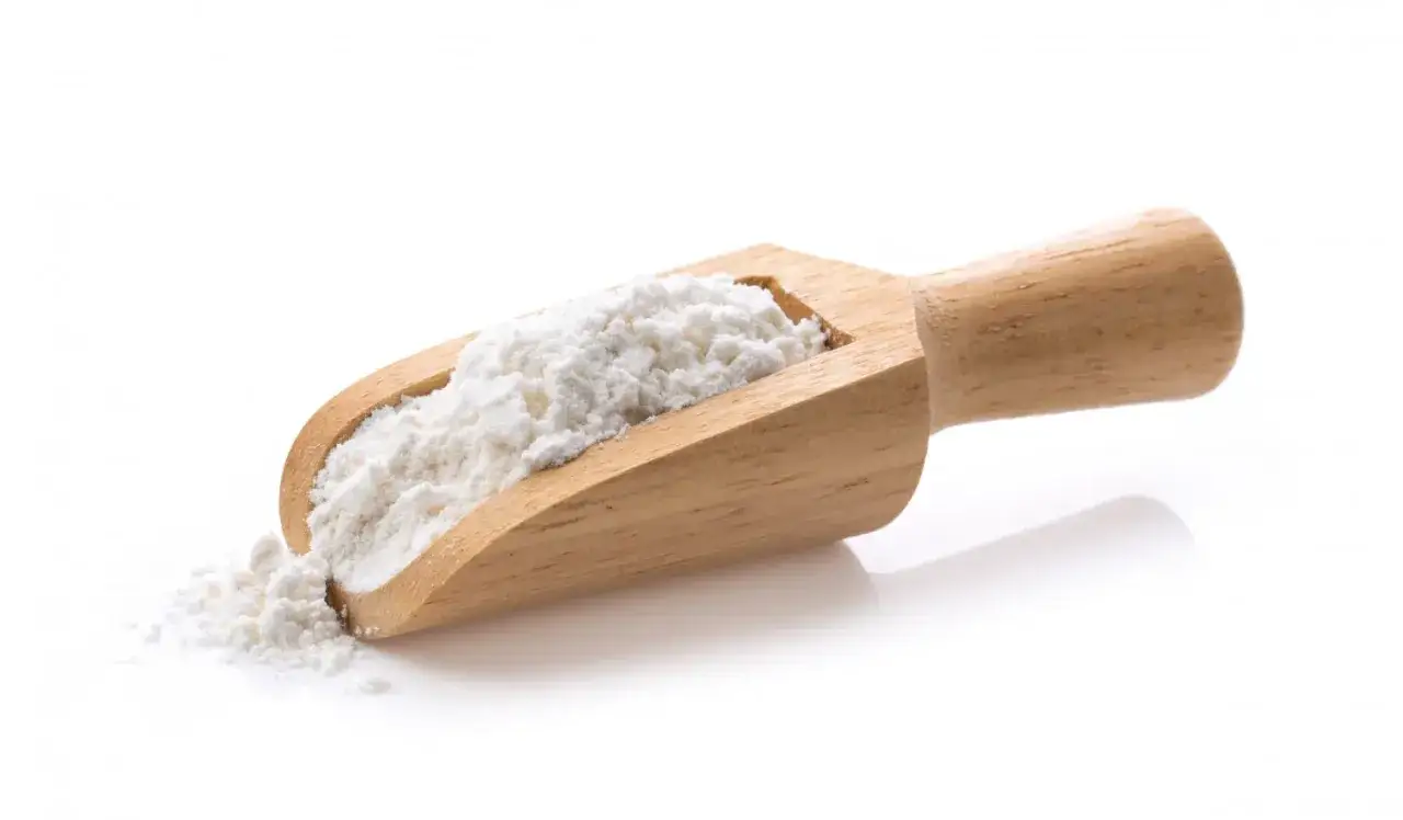 Une cuill&egrave;re en bois remplie de farine blanche, parfaite pour savoir par quoi remplacer la farine de seigle dans vos recettes.
