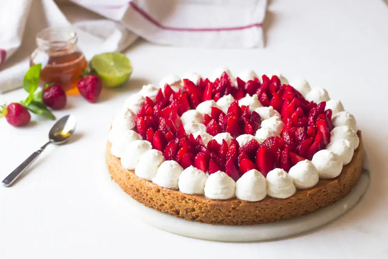 Tarte aux fraises chantilly, une gourmandise estivale aux fruits rouges frais et à la crème onctueuse, prête à être dégustée.