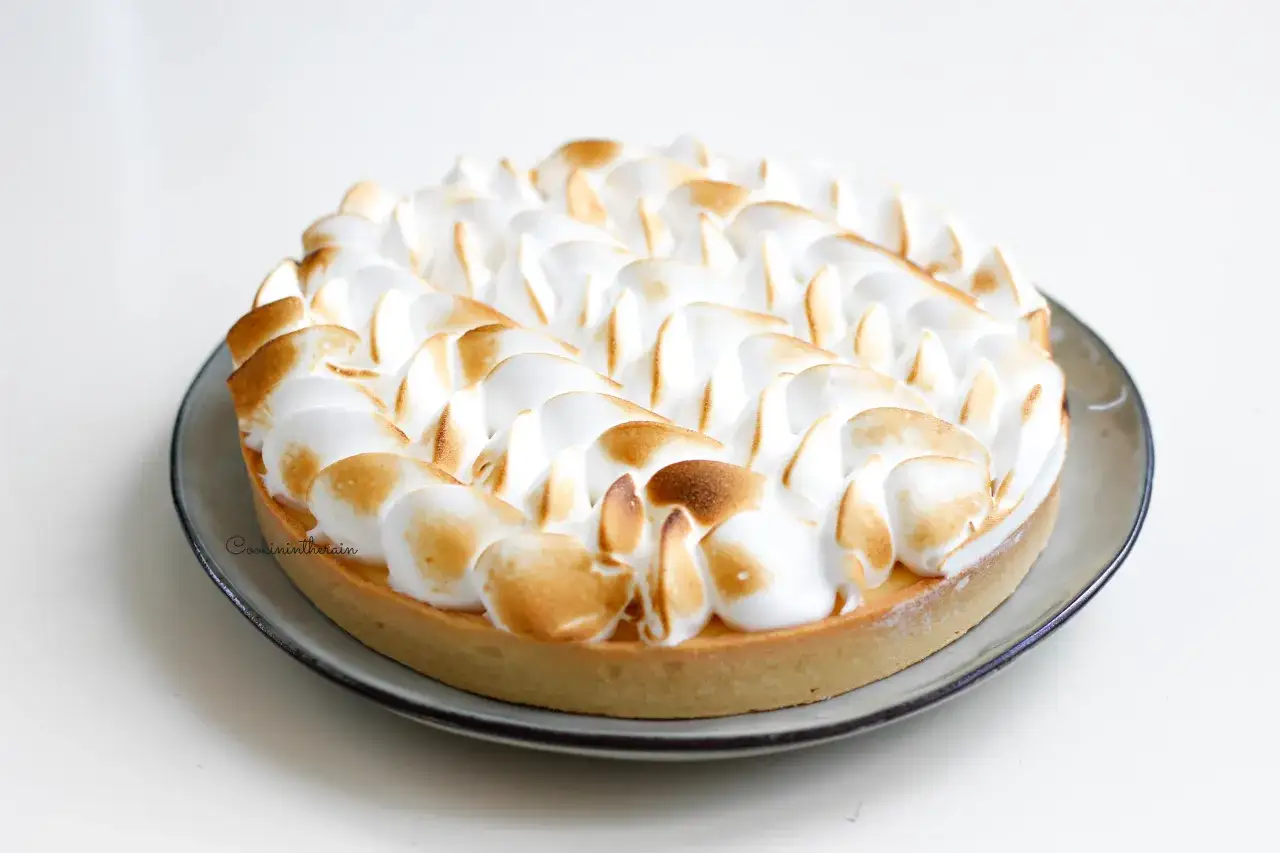 Tarte citron g&eacute;n&eacute;reusement garnie de meringue italienne dor&eacute;e, pr&ecirc;te &agrave; &ecirc;tre d&eacute;gust&eacute;e.