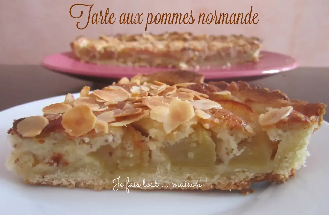 Tranche de tarte normande aux pommes, garnie d'amandes effil&eacute;es. Une gourmandise faite maison !