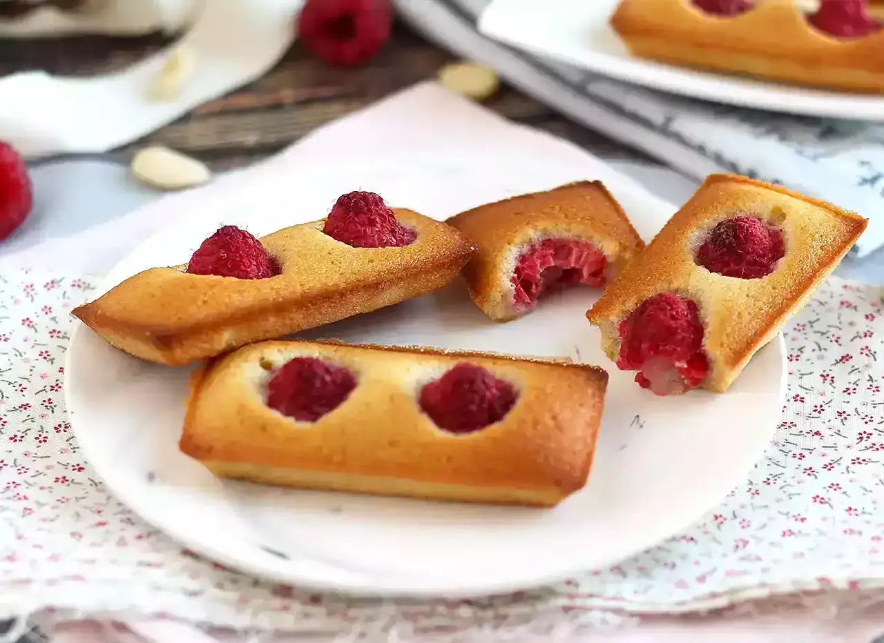 Financiers dor&eacute;s aux framboises, parfaits pour une recette gourmande.