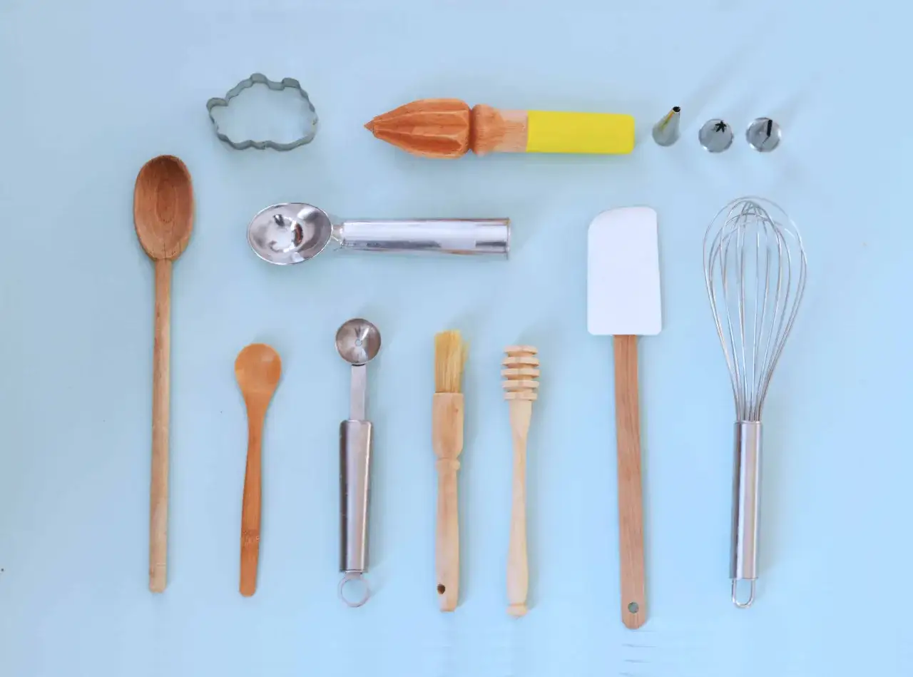 Ensemble d'ustensiles de p&acirc;tisserie : cuill&egrave;res en bois, emporte-pi&egrave;ce, cuill&egrave;re &agrave; glace, spatule, fouet, pinceau, etc. Tous les noms de materiel de patisserie sont pr&eacute;sents.