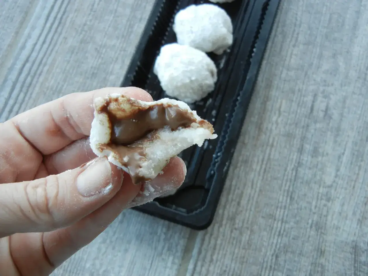 Un mochi au chocolat, parfait pour une recette facile. La p&acirc;te moelleuse cache un c&oelig;ur fondant.