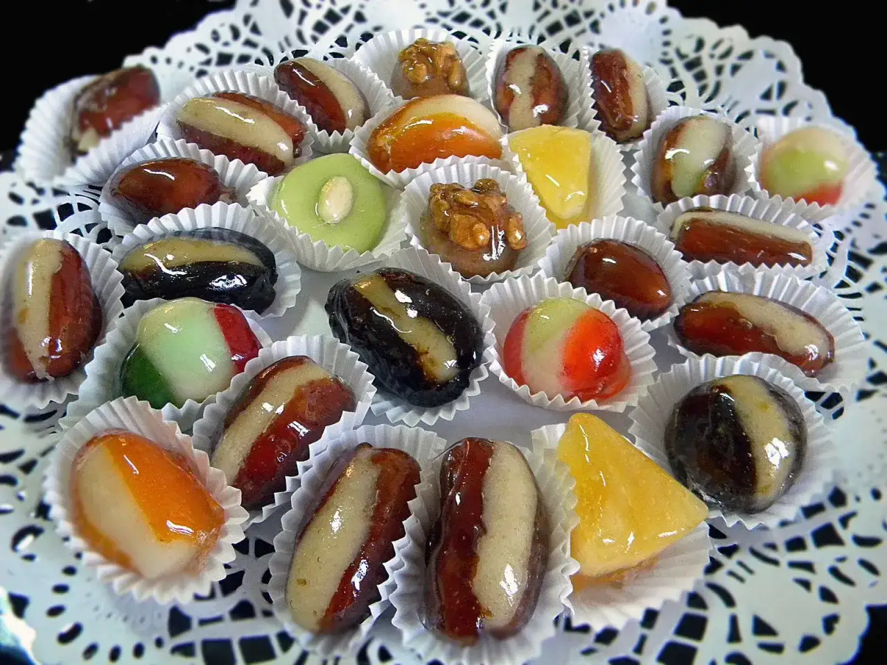 Délicieuses bouchées colorées, certaines ressemblent à des fruits secs enrobés, d'autres sont rondes ou triangulaires. C'est ça le massepain, c'est quoi ?