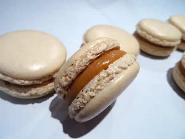 Macarons à la ganache caramel beurre salé, une gourmandise qui fond en bouche.