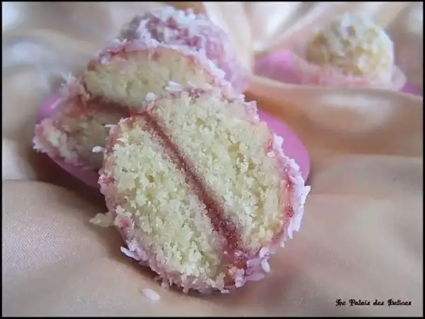 Délicieuses boules de coco orientales fondantes, garnies de confiture et enrobées de noix de coco râpée. Une recette gourmande à partager.