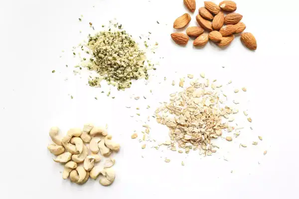 Amandes, flocons d'avoine, noix de cajou et graines de chanvre : des options pour remplacer les amandes dans vos recettes.