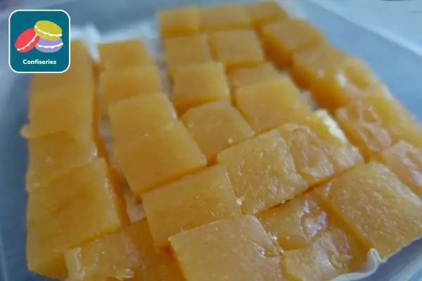 Des carrés de pâte de fruit dorée, prêts à finir de faire sécher au four. Un délice artisanal.