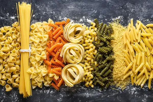 Assortiment de pâtes : spaghetti, farfalle, fusilli, tagliatelles, penne. Idéal pour la levure instantanée utilisation dans vos recettes.